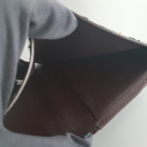 LOUIS VUITTON Classic Signature print - Picture 9 of 13